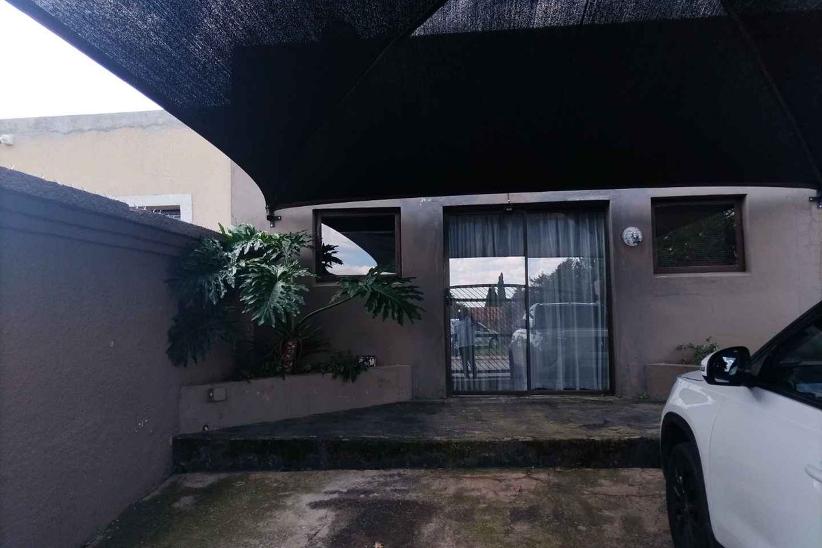 4bedroom house up for grabs - Photo 2