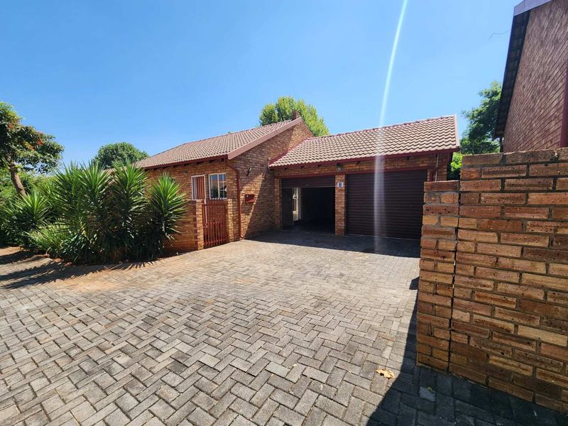 Immaculate simplex unit with own private garden - Photo 1