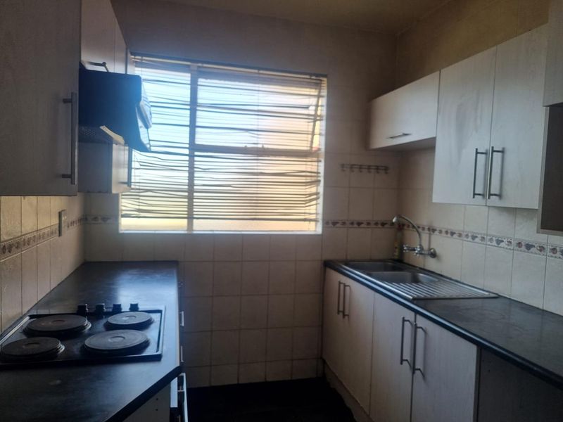 Central Benoni Gem: 2 Bedroom Apartment for Sale - Photo 2