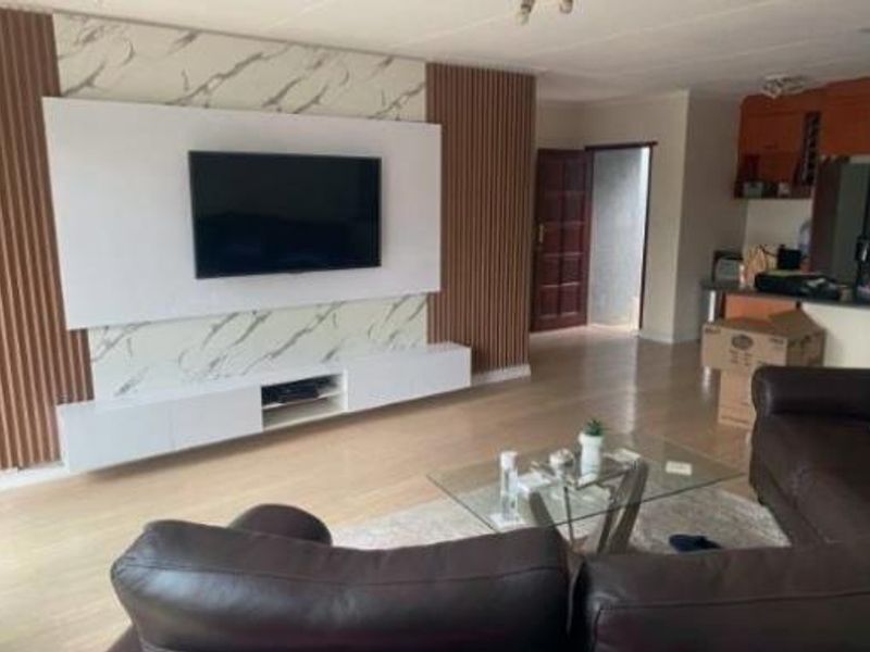 Two Bedroom Garden simplex To Let - Photo 2