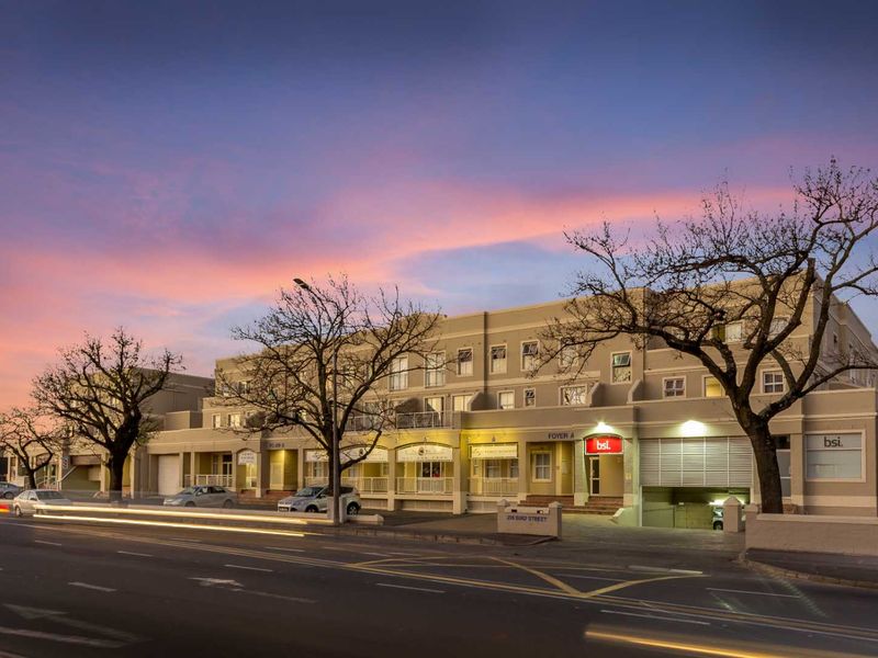 Beautifully renovated and furnished 2 Bed 1 Bath Apartment open plan living area with kitchenette - Photo 8