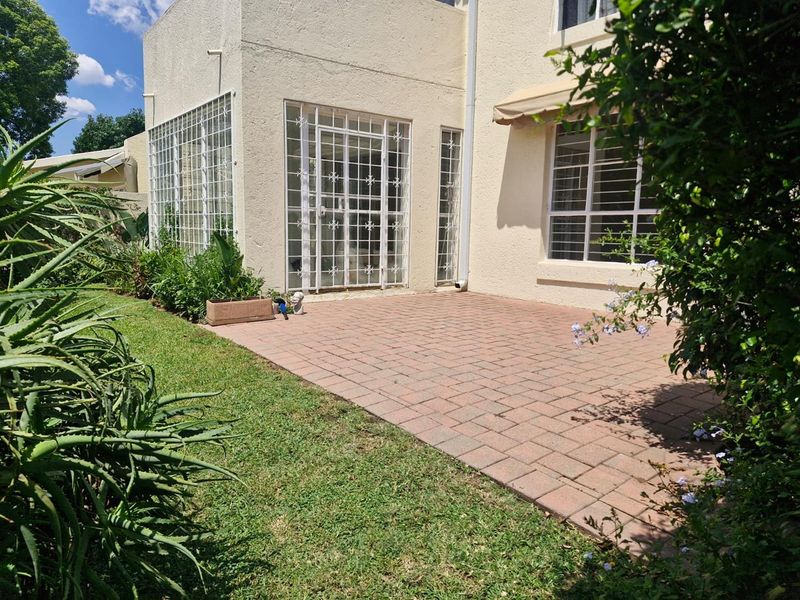 Calling over 50’s for a bright and light 2 bedroom unit at The Manor - Photo 2