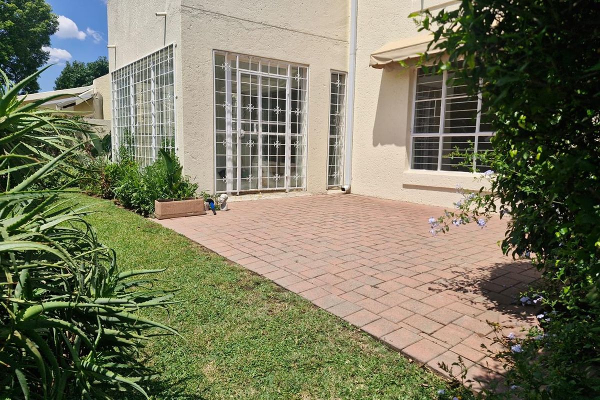 Calling over 50’s for a bright and light 2 bedroom unit at The Manor - Photo 2