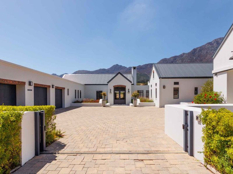 An Exceptional Winelands Home Offering Refined Country Living in Fransche Hoek Estate - Photo 4