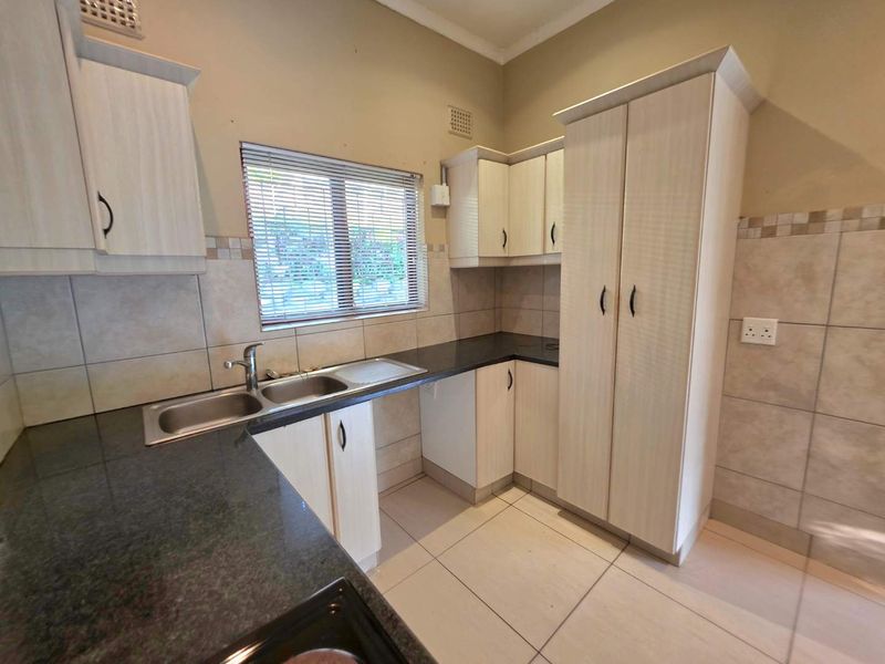 Affordable 2 Bedroom Townhouse for Sale in Everwood Estate, Waterfall – Pet-Friendly with Garden & Garage - Photo 8