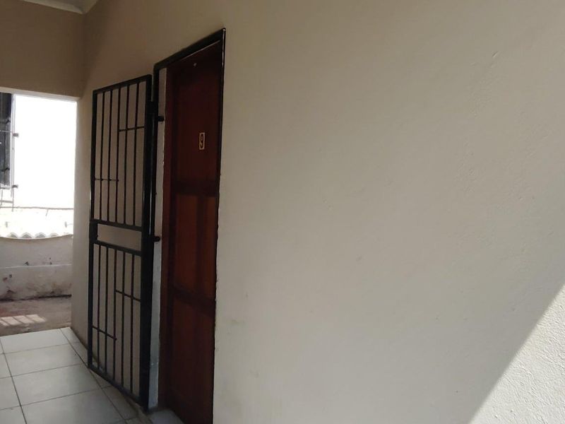 STUDENT ACCOMODATION 11 ROOMS  - RUNNING CONCERN - VERY CLOSE PROXIMITY TO UJ - OPEN TO REASONABLE OFFERS - Photo 10