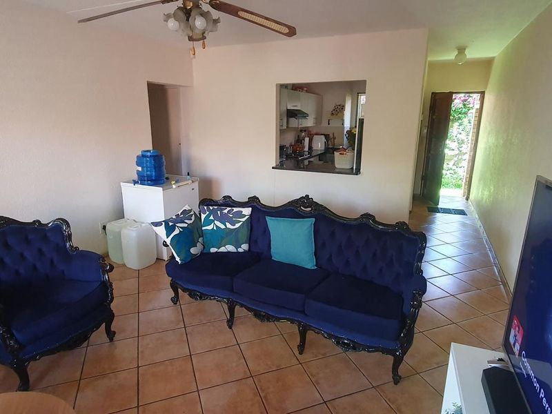 2 Bedroom Townhouse in a Secure Complex with double lock up garages - Photo 5