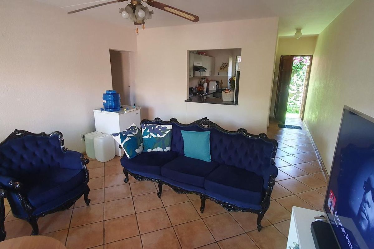 2 Bedroom Townhouse in a Secure Complex with double lock up garages - Photo 5