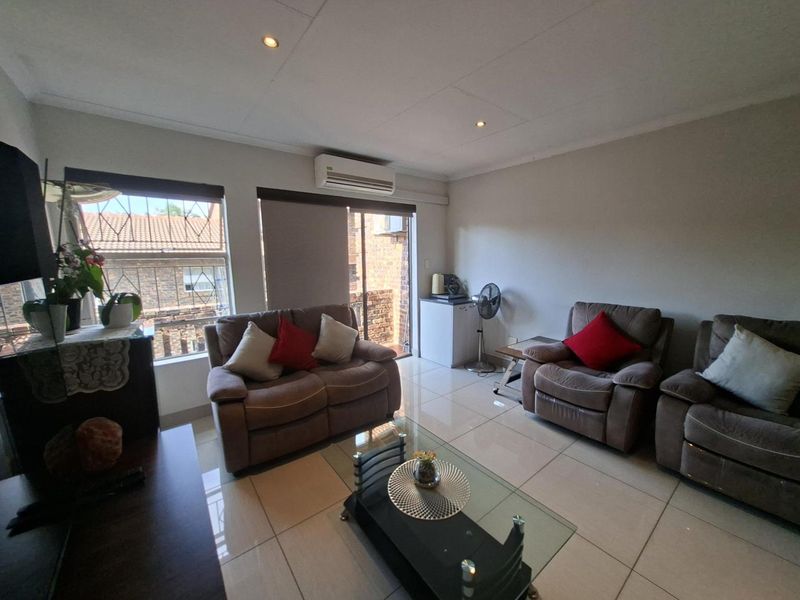 Gorgeous, Spacious 2 Bedroom,1 Bathroom Upstairs Apartment - Photo 6