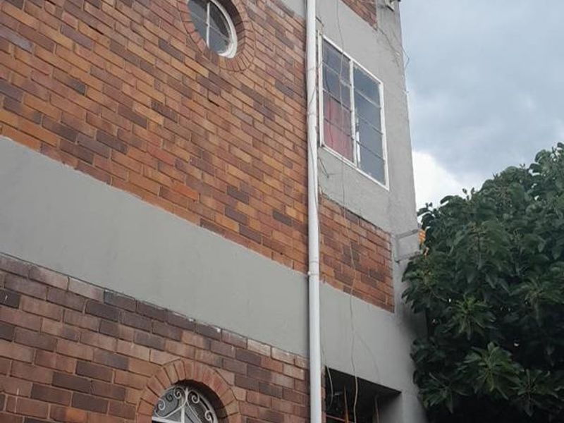 2 bedroom units available in a well maintained Body Corporate. - Photo 2