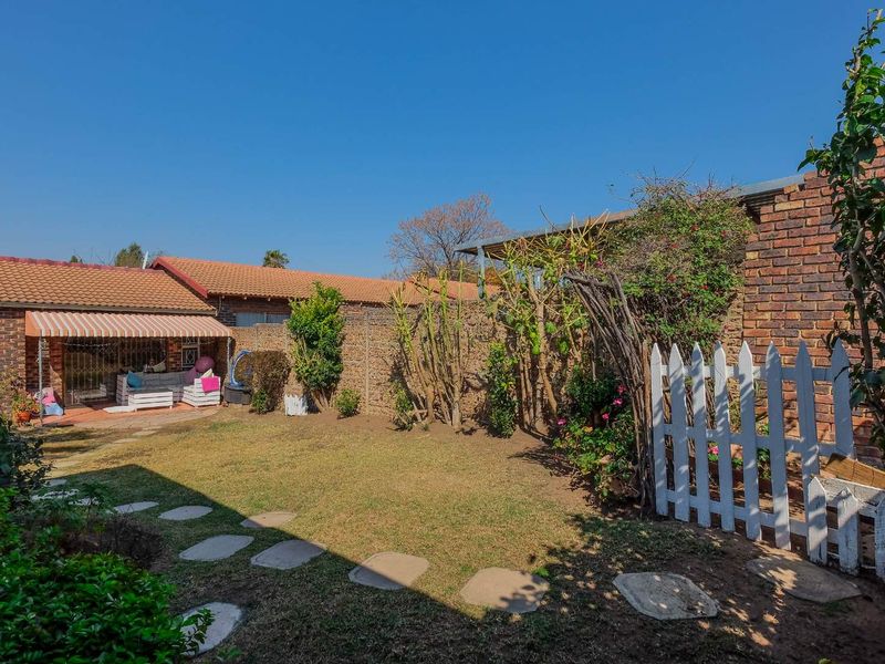 Lovely 3 Bedroom/2 Bathroom Simplex with Double Garage! - Photo 3