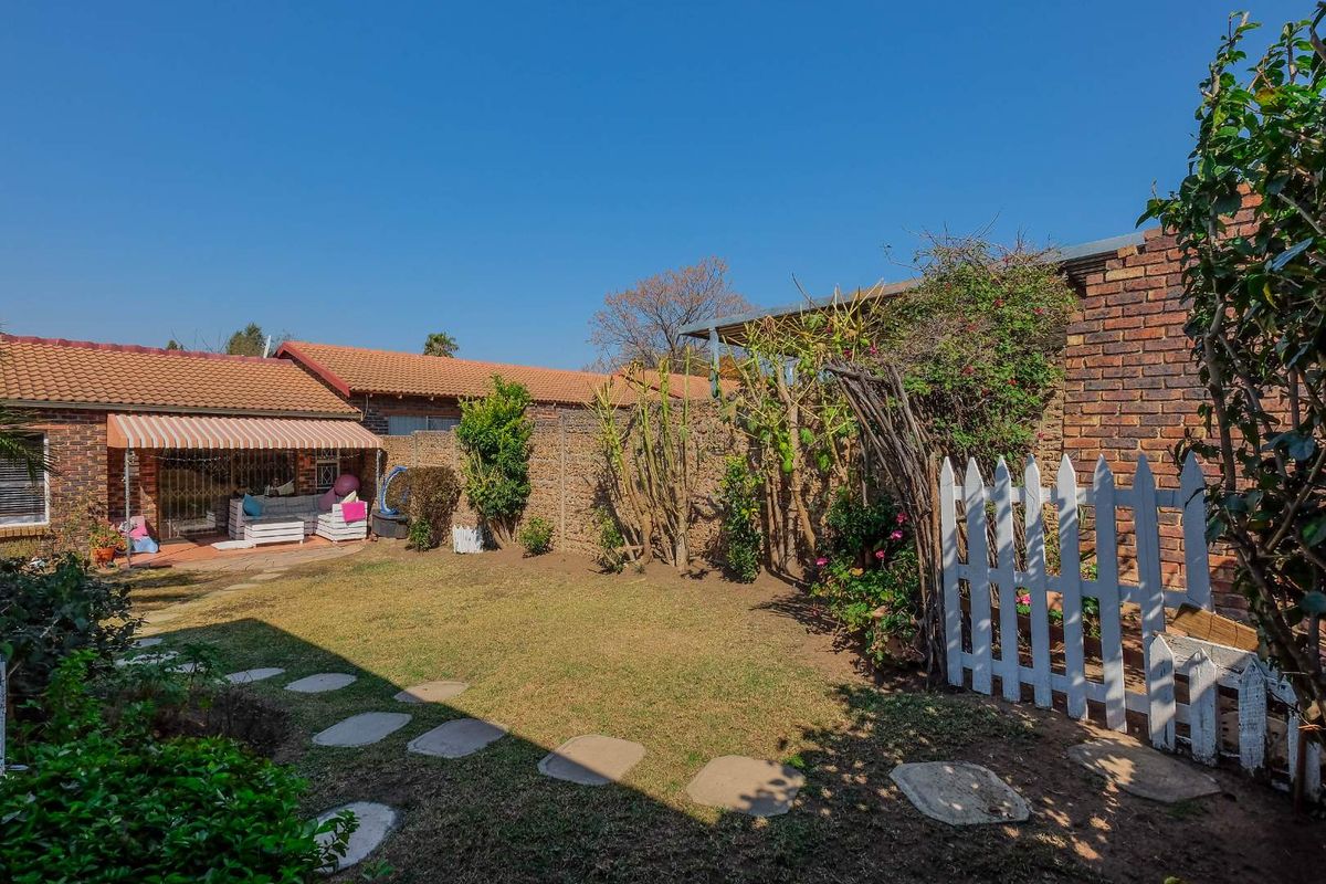 Lovely 3 Bedroom/2 Bathroom Simplex with Double Garage! - Photo 3