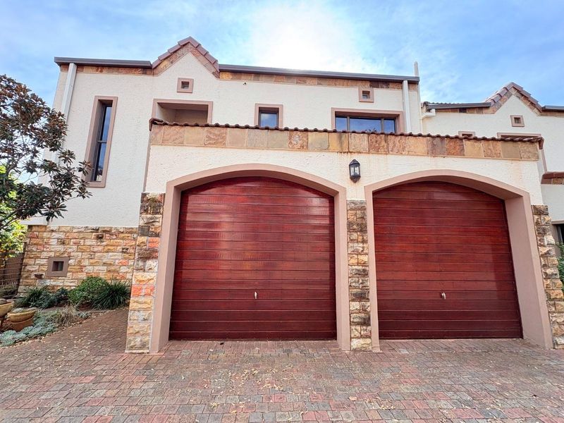 Sunny, North Facing Town house in Woodland Hills - Photo 2