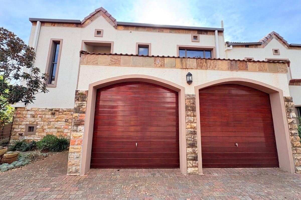 Sunny, North Facing Town house in Woodland Hills - Photo 2