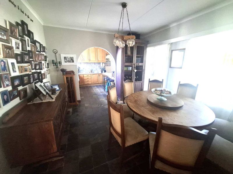 Spacious Home for an extended family, including 2 flats for rental potential - Photo 2