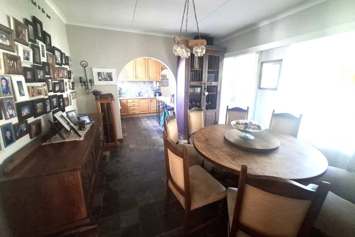 Spacious Home for an extended family, including 2 flats for rental potential - Photo 2