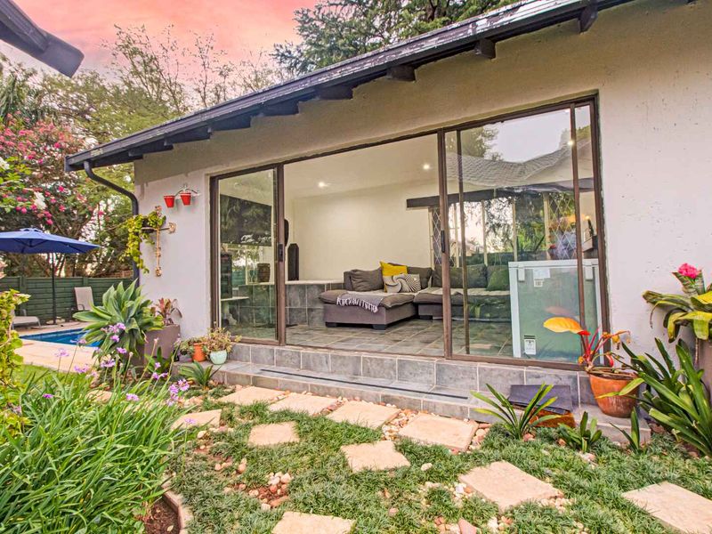 Effortless Elegance: Pool, Jacuzzi, & More - Photo 3