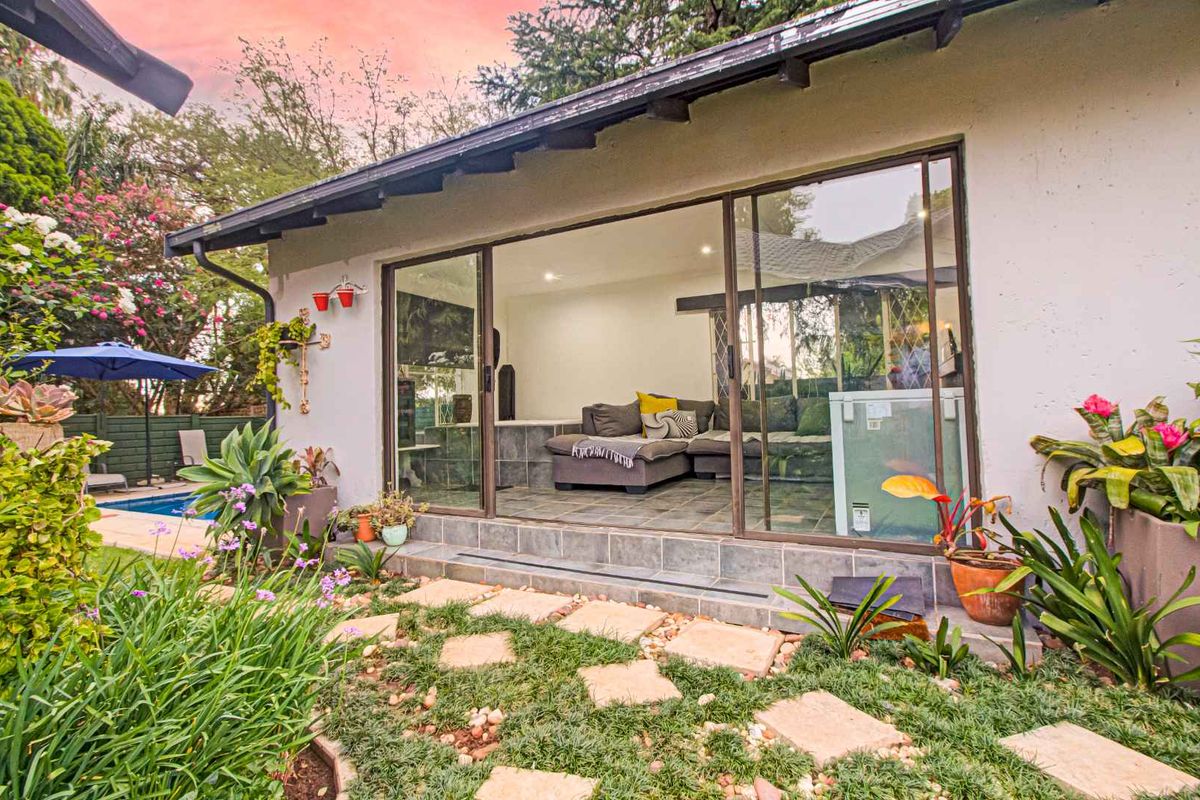 Effortless Elegance: Pool, Jacuzzi, & More - Photo 3