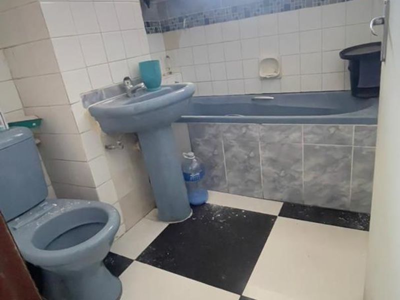 Charming 1.5 Bedroom Apartment with Modern Amenities and Convenient Location - Photo 8