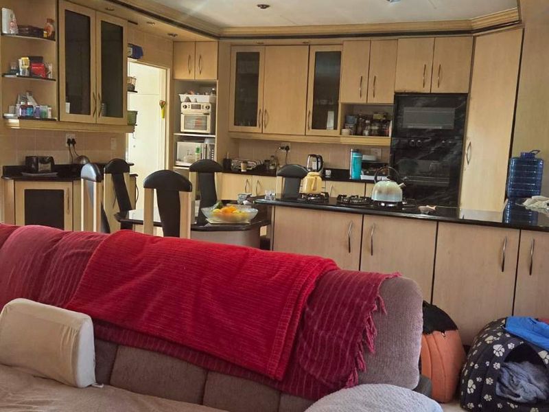 Family home with separate Flatlet in Brackendowns - Photo 7