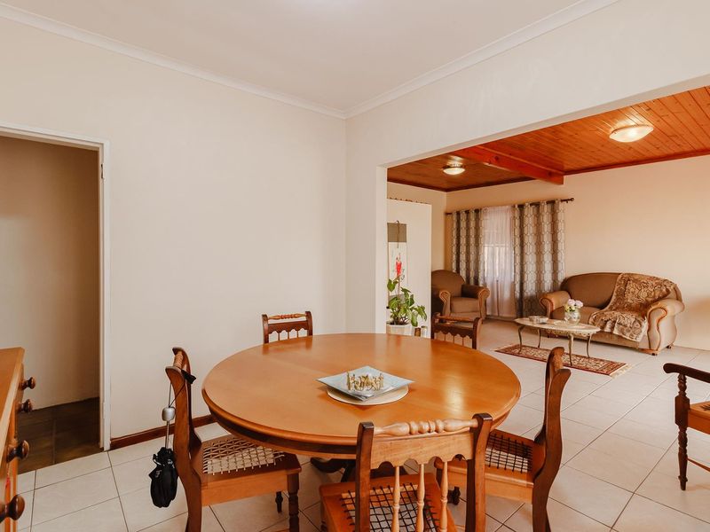 Beautiful 4-Bedroom Family Home - Photo 8