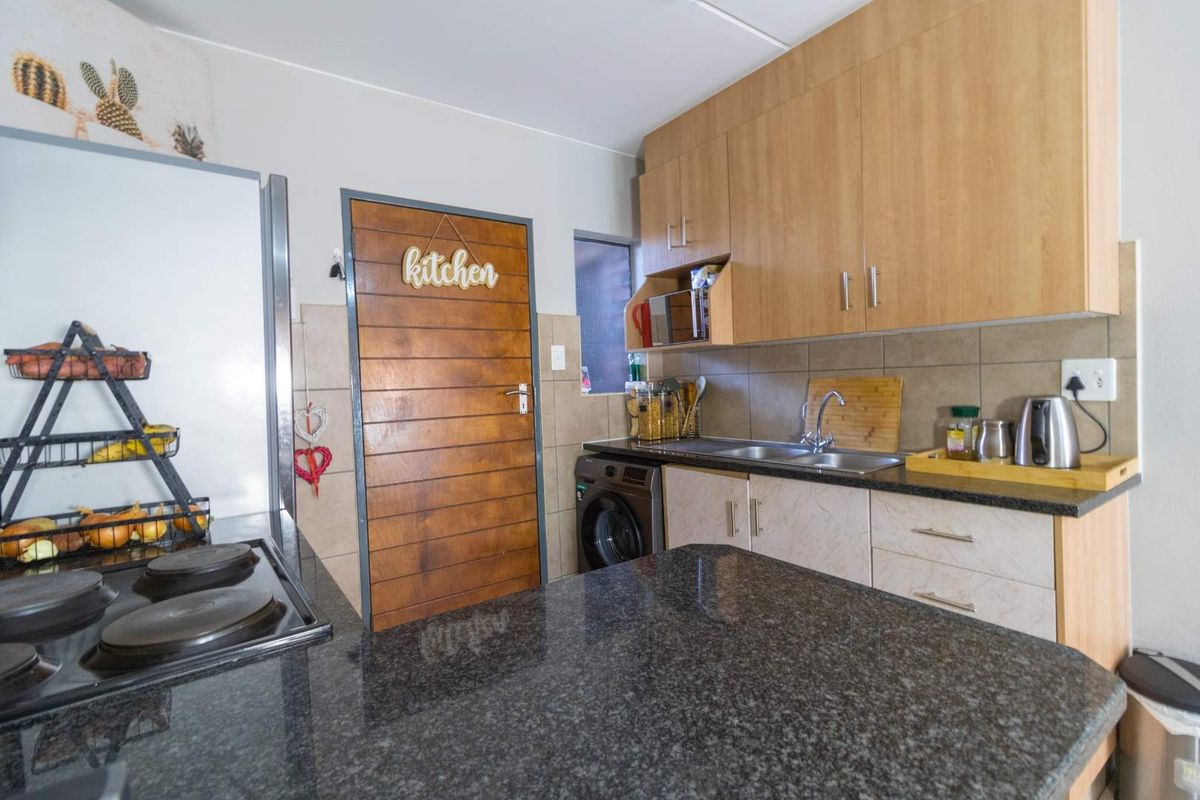 2 bedroom apartment for sale in a security estate - Photo 4