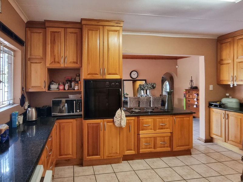 Where family living meets effortless entertaining - In the heart of Kanonkop - Photo 5