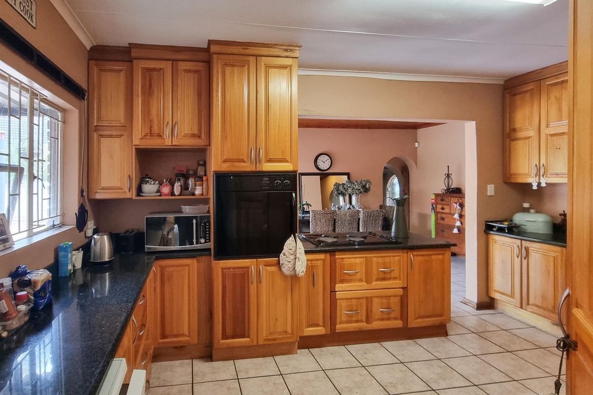 Where family living meets effortless entertaining - In the heart of Kanonkop - Photo 5
