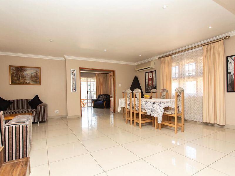 Luxury Living Redefined – Stunning 6 Bedroom Double Storey Family Home - Photo 4