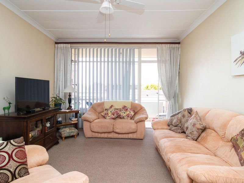 Charming First-Floor Apartment with Private Balcony & Garage! - Photo 7