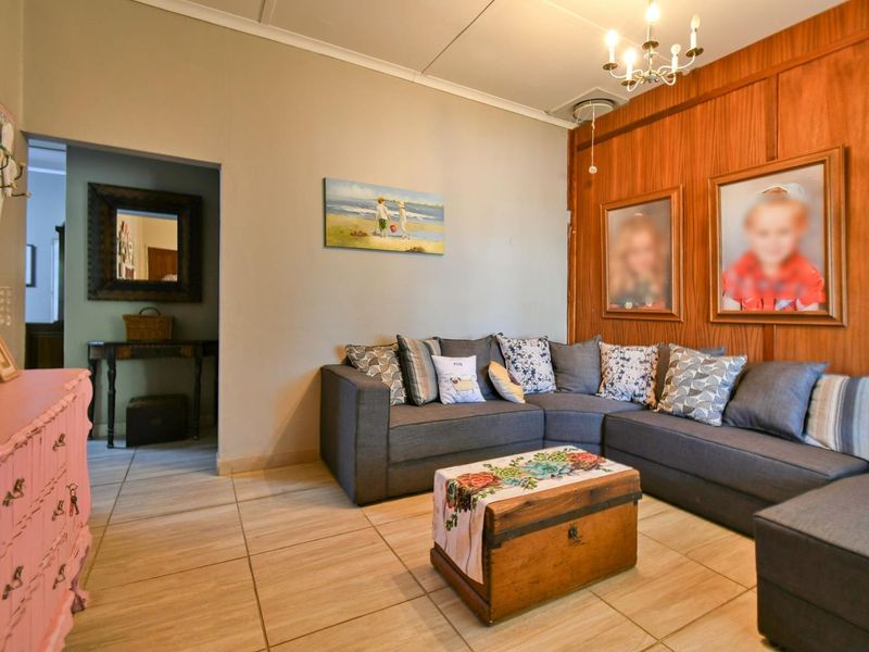 Outjo:  HUGE home WITH A LOT ON OFFER - Photo 3