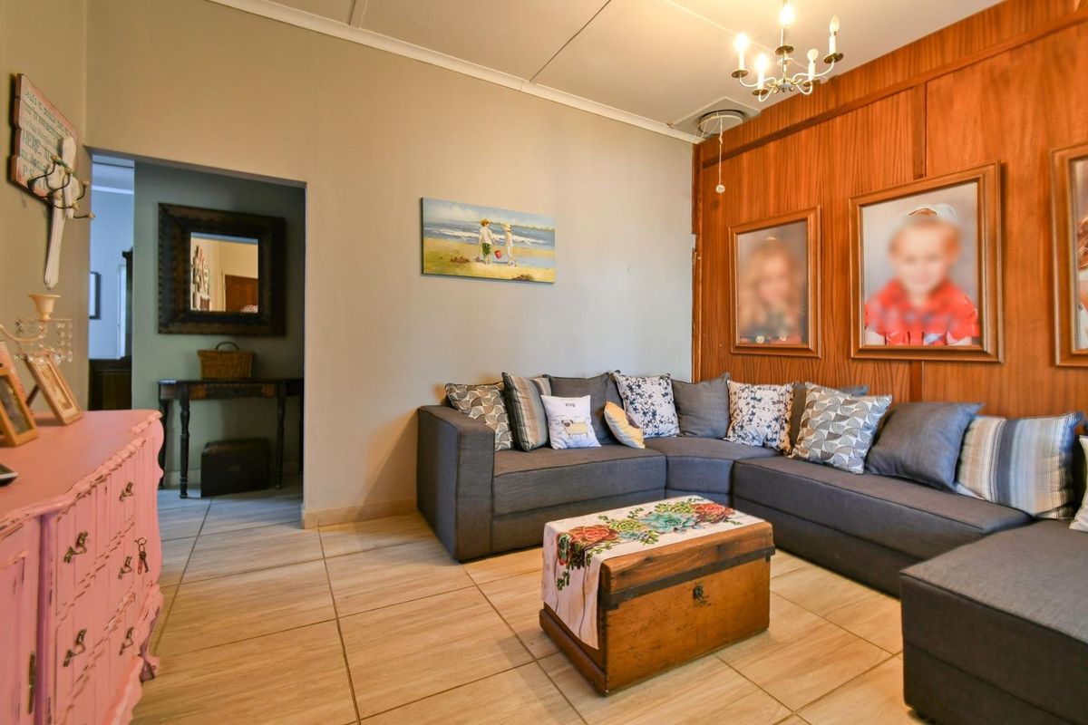 Outjo:  HUGE home WITH A LOT ON OFFER - Photo 3