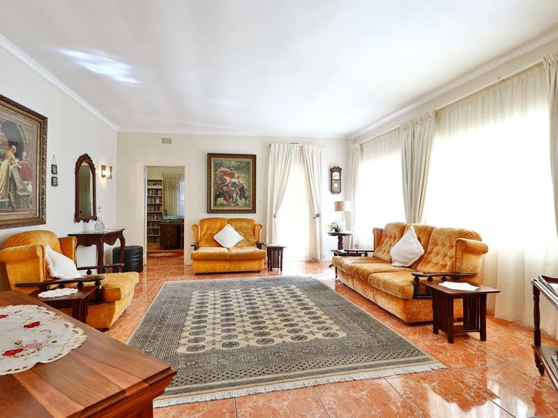 Magnificent 4 Bedroom/3 Bathroom Residence - Photo 7