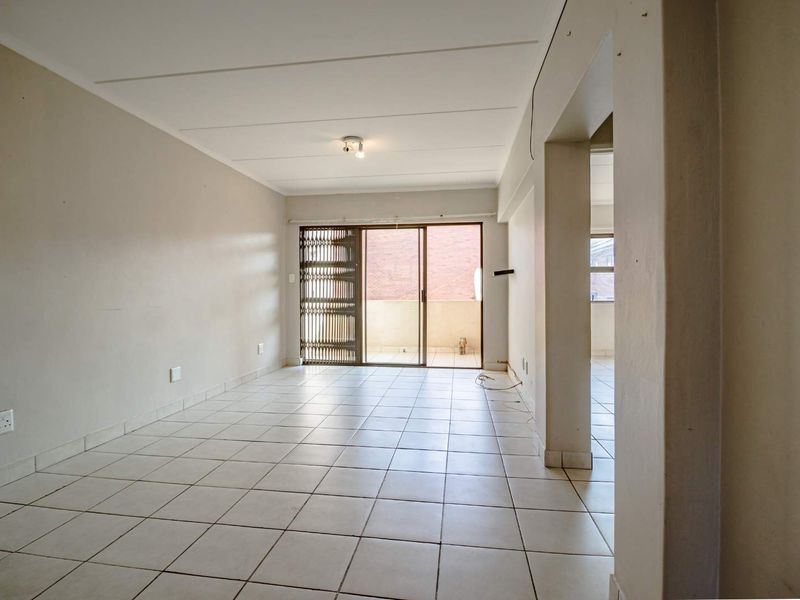 Charming 2-Bedroom Apartment with Excellent Potential - Photo 3