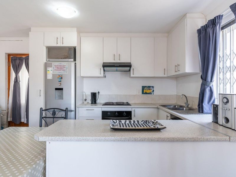 Three Bedroom Family Home - Photo 4