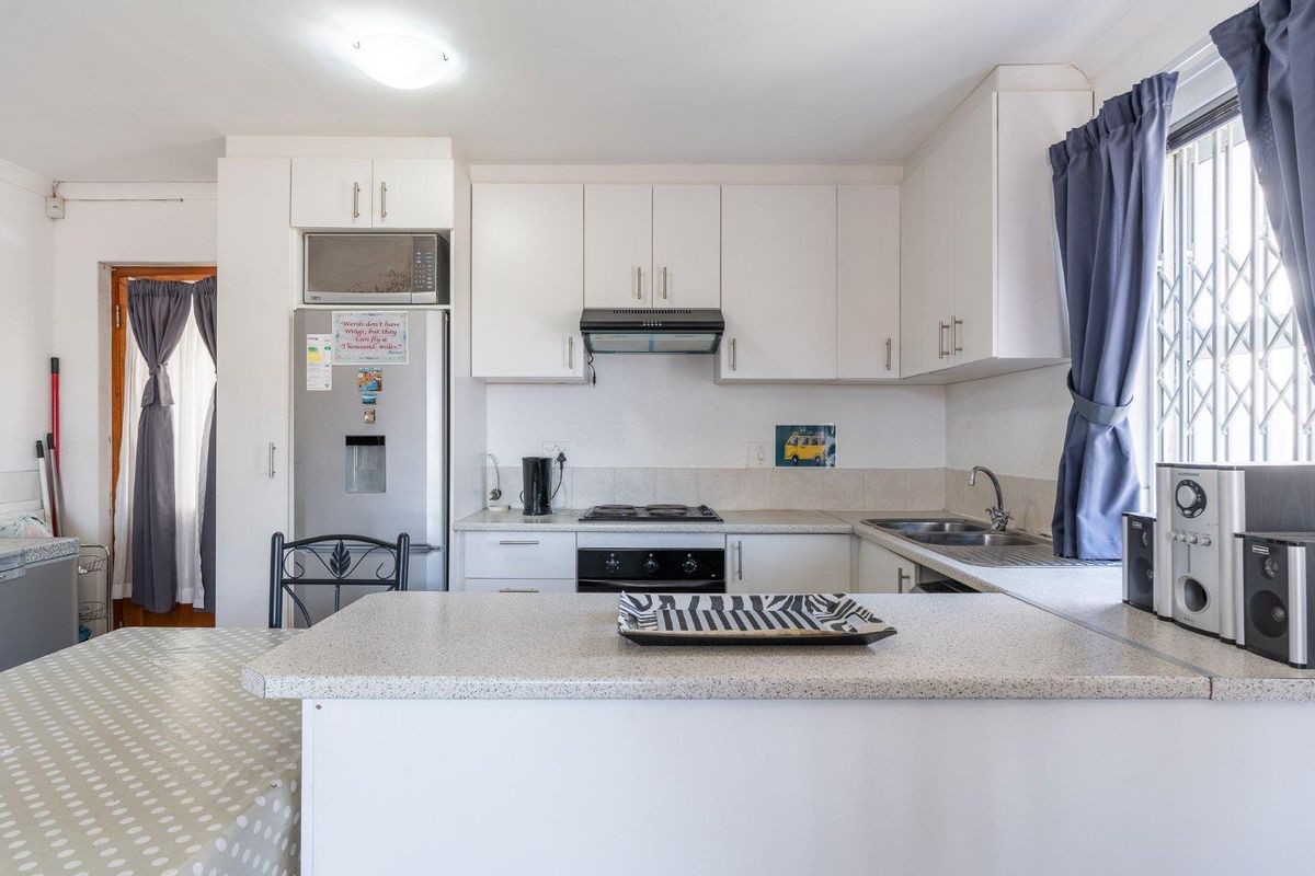 Three Bedroom Family Home - Photo 4