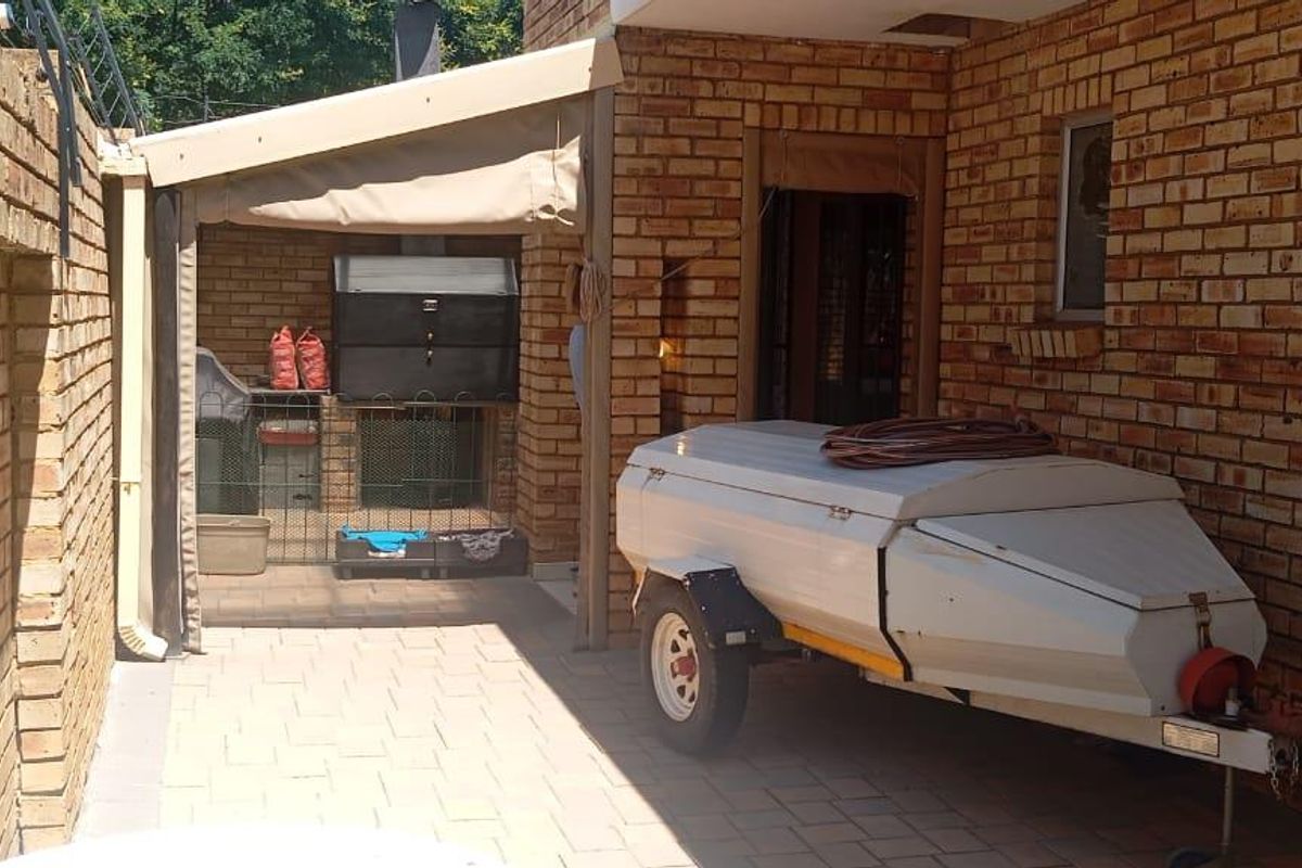 Charming three bedroom Townhouse - Photo 2