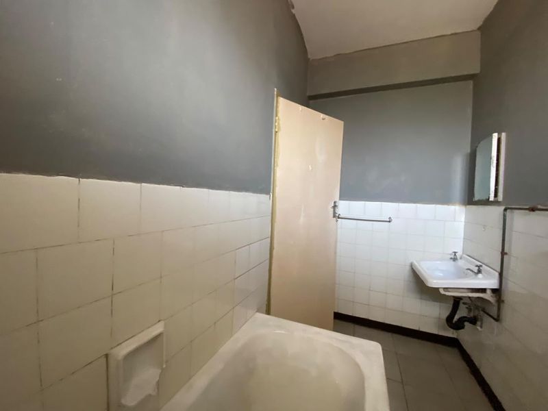 Spacious Apartment in Pretoria Central - Photo 9