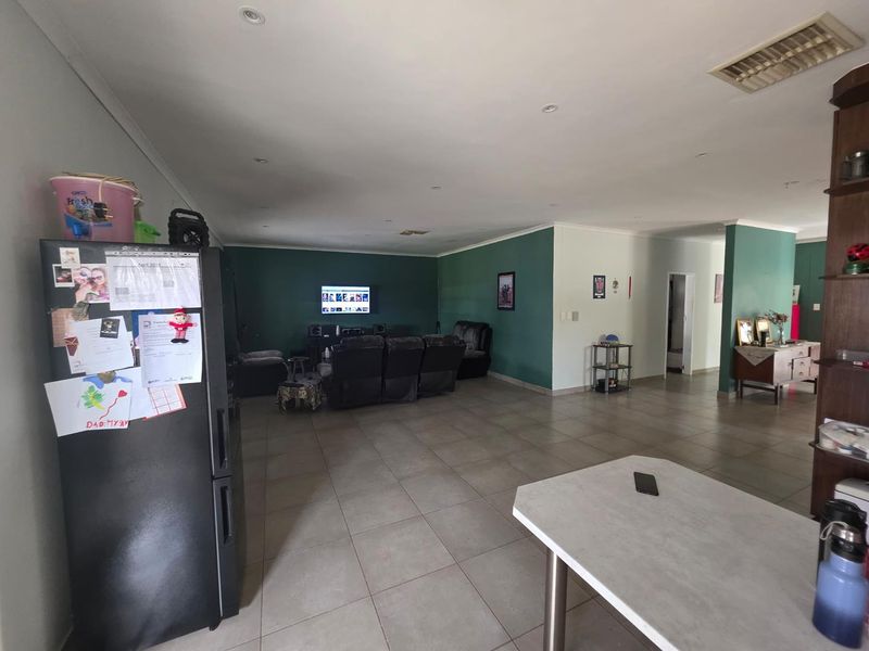 Large 3-bedroom house for sale in Tsumeb - Photo 6