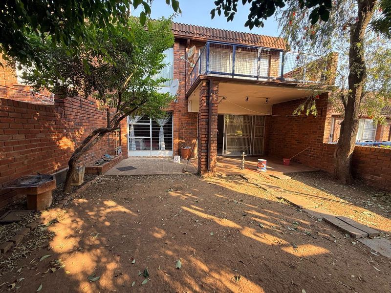 Charming 2-Bedroom Apartment with Spacious Garden & Ample Parking - Photo 3