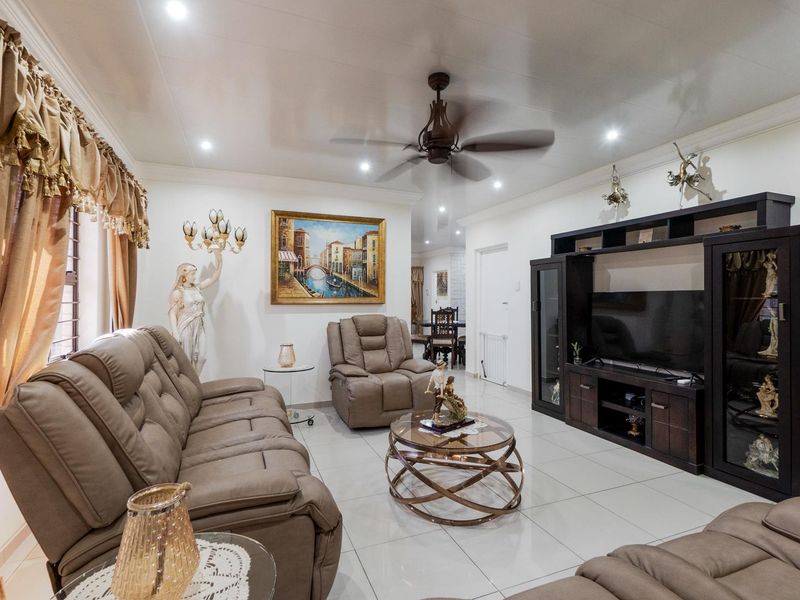 Face brick secure townhouse with sea views - Photo 9