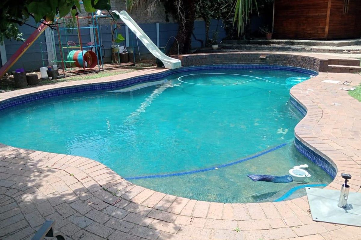 4 Bedroom House for Sale in Evans Park Johannesburg - Photo 2