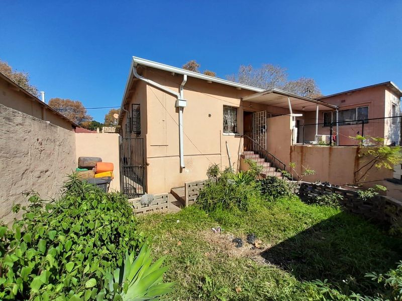 "Discover this contemporary residential property located in the lush surroundings of Bezuidenhout Valley, Johannesburg" - Photo 2