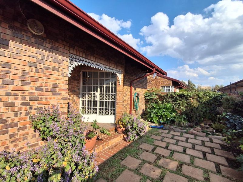 Spacious 3-Bedroom unit with garden and double garage - Photo 2