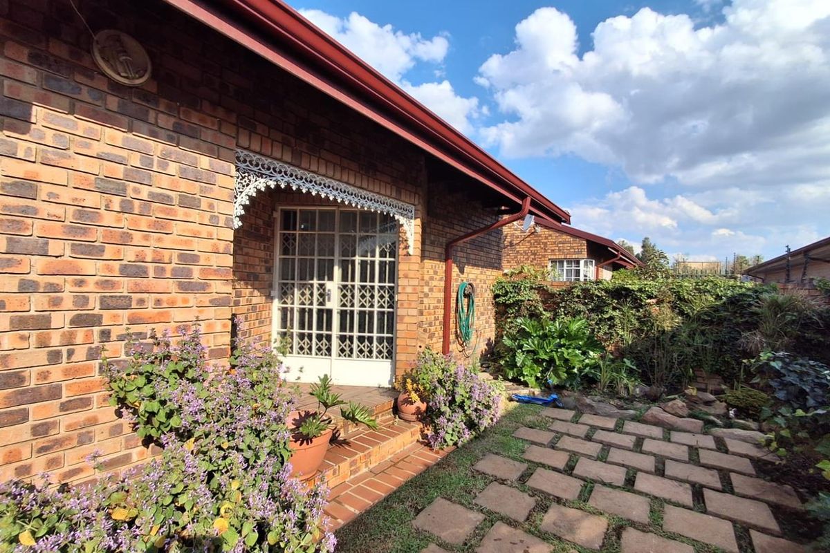 Spacious 3-Bedroom unit with garden and double garage - Photo 2