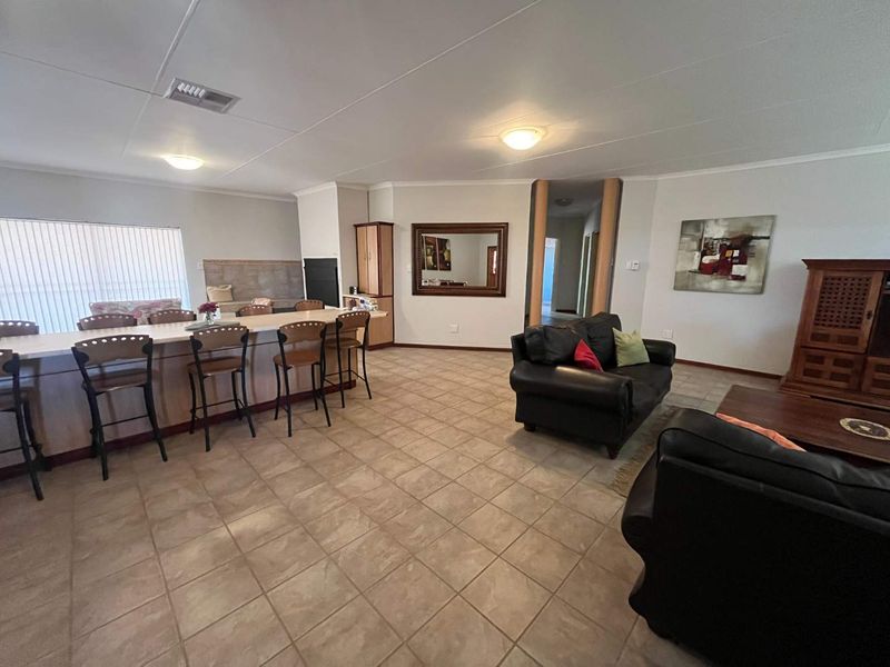 Beautiful Low-Maintenance Family Home in Sought-After Keidebees - Photo 5