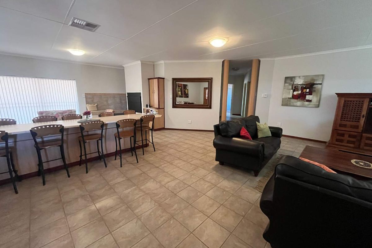 Beautiful Low-Maintenance Family Home in Sought-After Keidebees - Photo 5