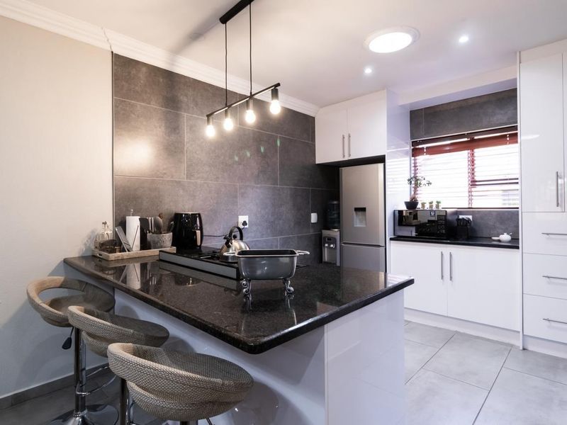 Stylish, Newly Renovated 3 Bedroom Townhouse in Bartlett - Photo 6