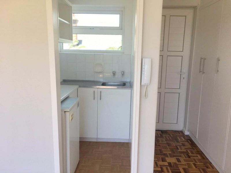 Unfurnished studio with parking bay - Photo 4