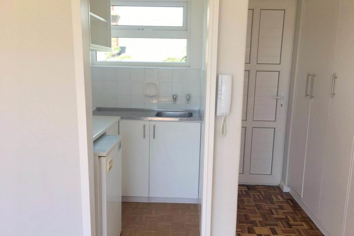 Unfurnished studio with parking bay - Photo 4